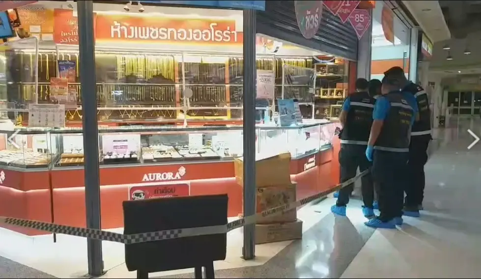 อุกอาจ โจรบุกเดี่ยวจี้ชิงทองในห้างดังบ้านโป่ง กวาดทอง 26 บาทหลบหนี