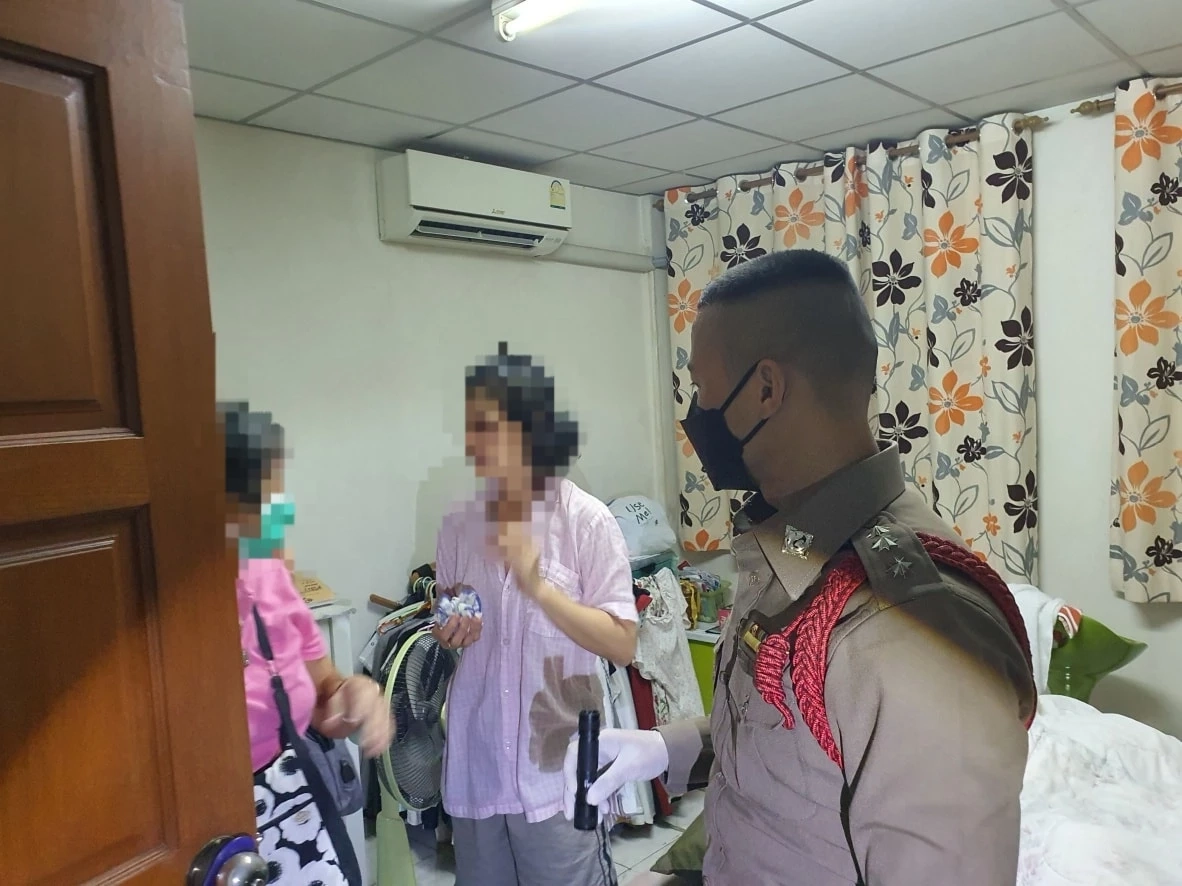 สาวติดในห้องน้ำ 3 วัน สิ้นหวังใช้ครีมเขียนผนังสั่งลา ตร.บุกช่วยทัน