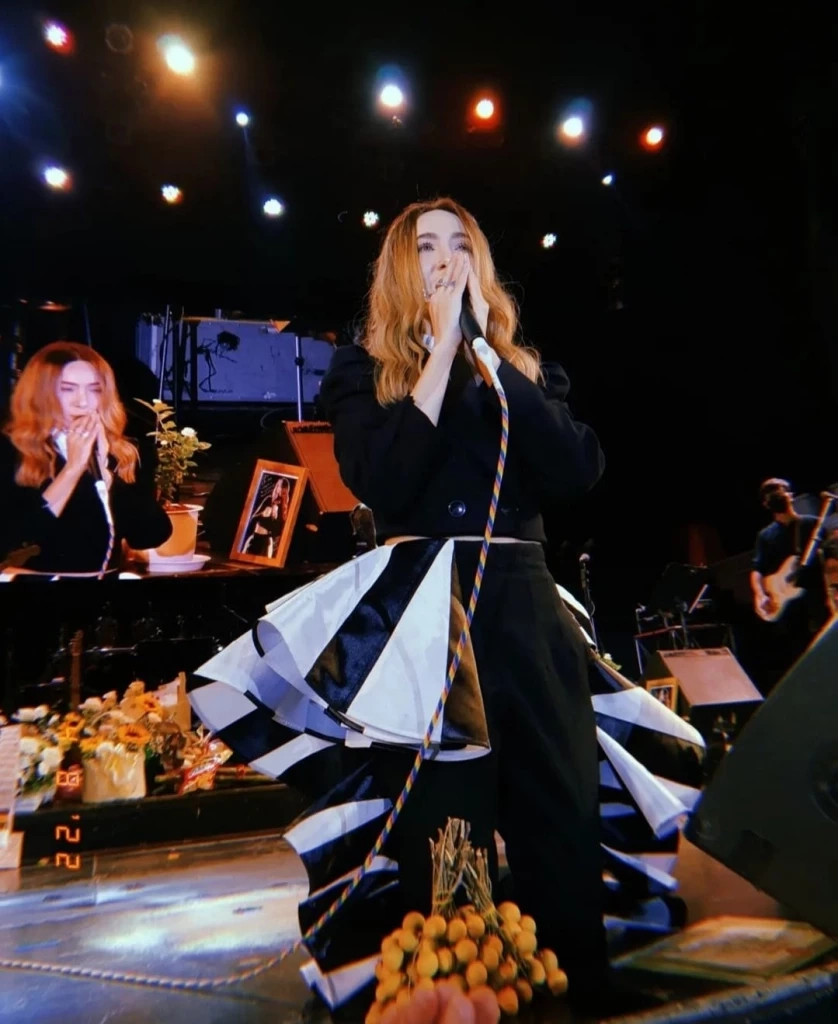 ฮือฮา แฟนเพลงมอบของขวัญให้ "ปาล์มมี่" แต่ละอย่างสุดพีคอยากจะร้องดัง ๆ