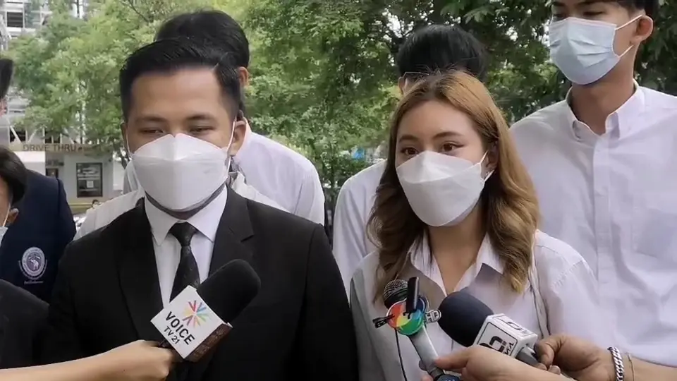 น.ส.เจนิสษา แสงอรุณ นายกองค์การบริหารมหาวิทยาลัยธรรมศาสตร์  (ขวา)