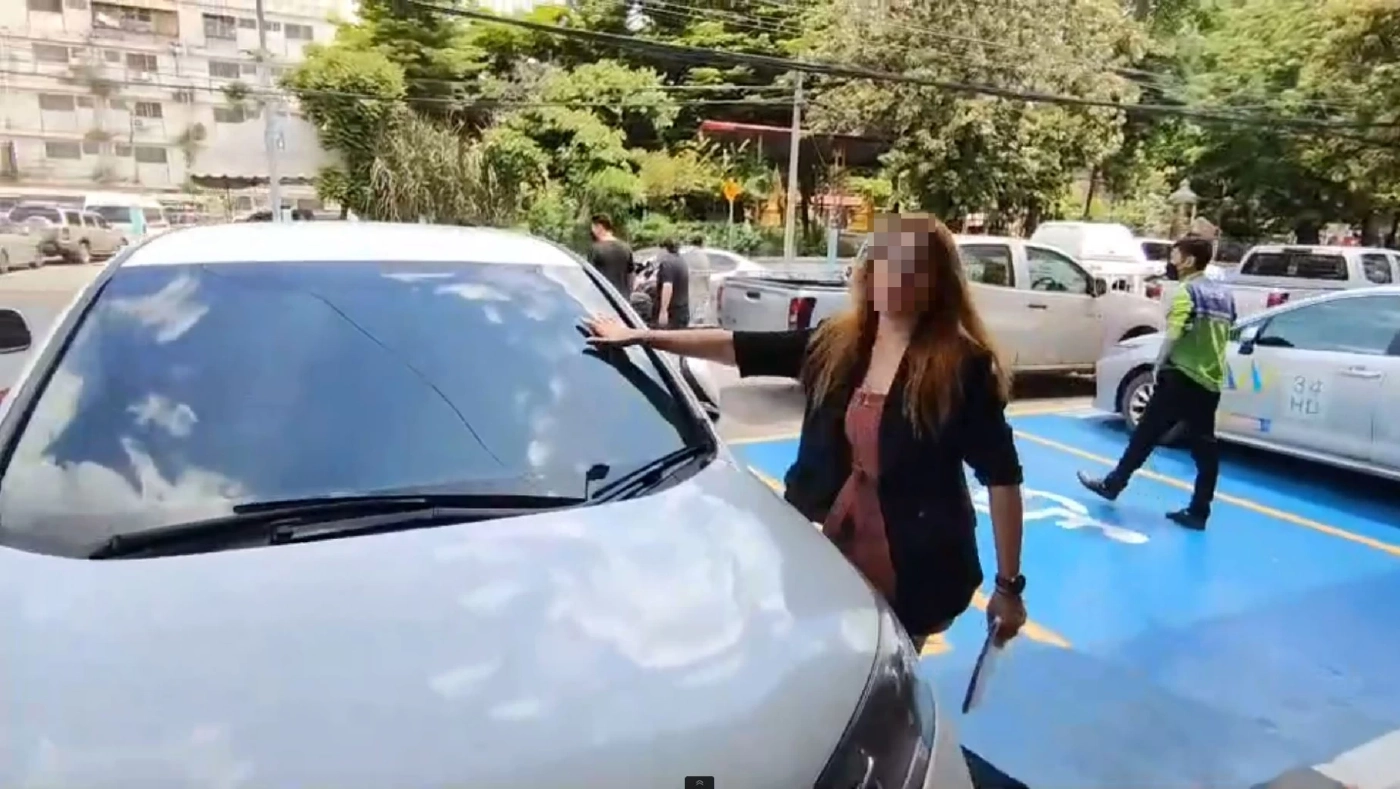 สาวผวา ถูกชายแค้นจีบไม่ติดบุกทุบรถพังทั้งคัน