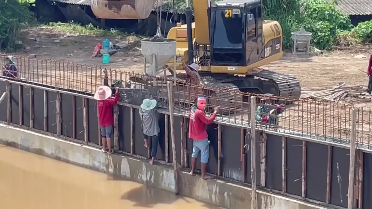 หวั่นน้ำเหนือท่วม! เร่งก่อผนังคอนกรีตคลองโผงเผง แข่งกับ"เจ้าพระยา"หลาก