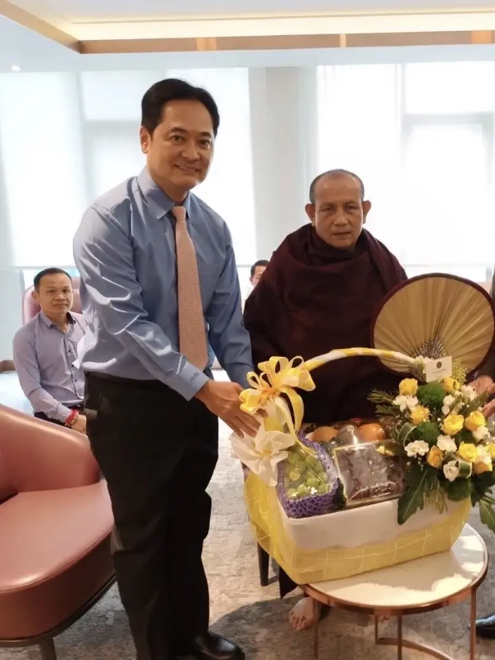 อนุชา บูรพชัยศรี  ว่าที่โฆษกประจำสำนักนายกรัฐมนตรี รับมอบหมาย นายกฯ นำกระเช้าผลไม้เยี่ยมพระครูบาบุญชุ่ม 