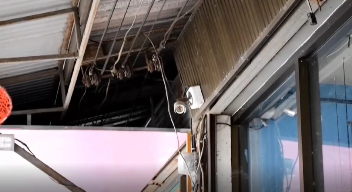 อุกอาจ ! แก๊งโจ๋เกือบ 20  ไล่ยิงกันกลางตลาด ชาวบ้าน-แม่ค้าวิ่งหนีกระเจิง