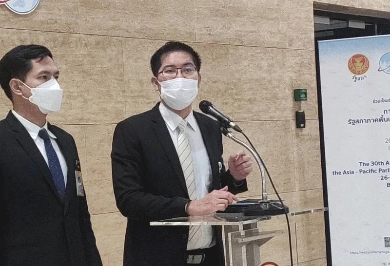 "มงคลกิตติ์" จ่อยื่นศาลรธน. วินิจฉัย "ครม." ต้องหยุดปฏิบัติหน้าที่