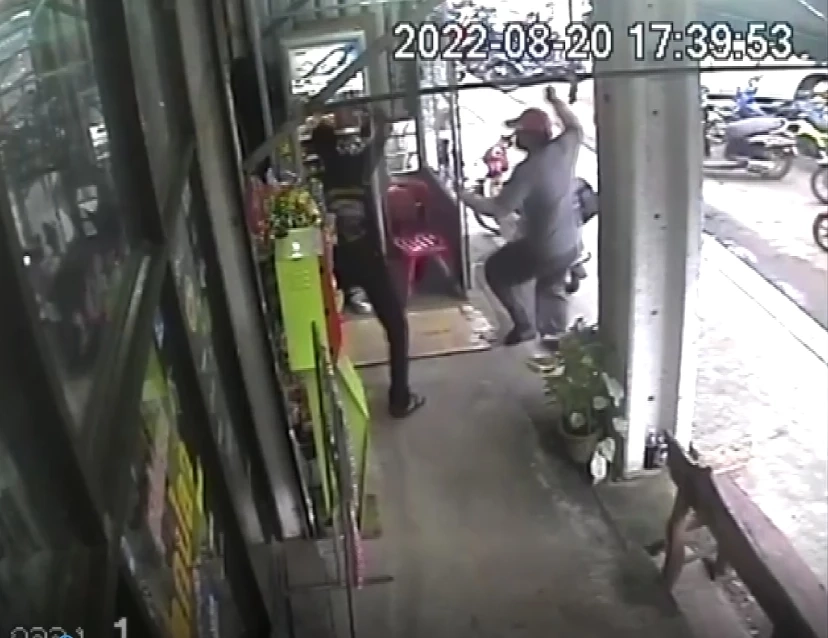 อุกอาจ ! แก๊งโจ๋เกือบ 20  ไล่ยิงกันกลางตลาด ชาวบ้าน-แม่ค้าวิ่งหนีกระเจิง