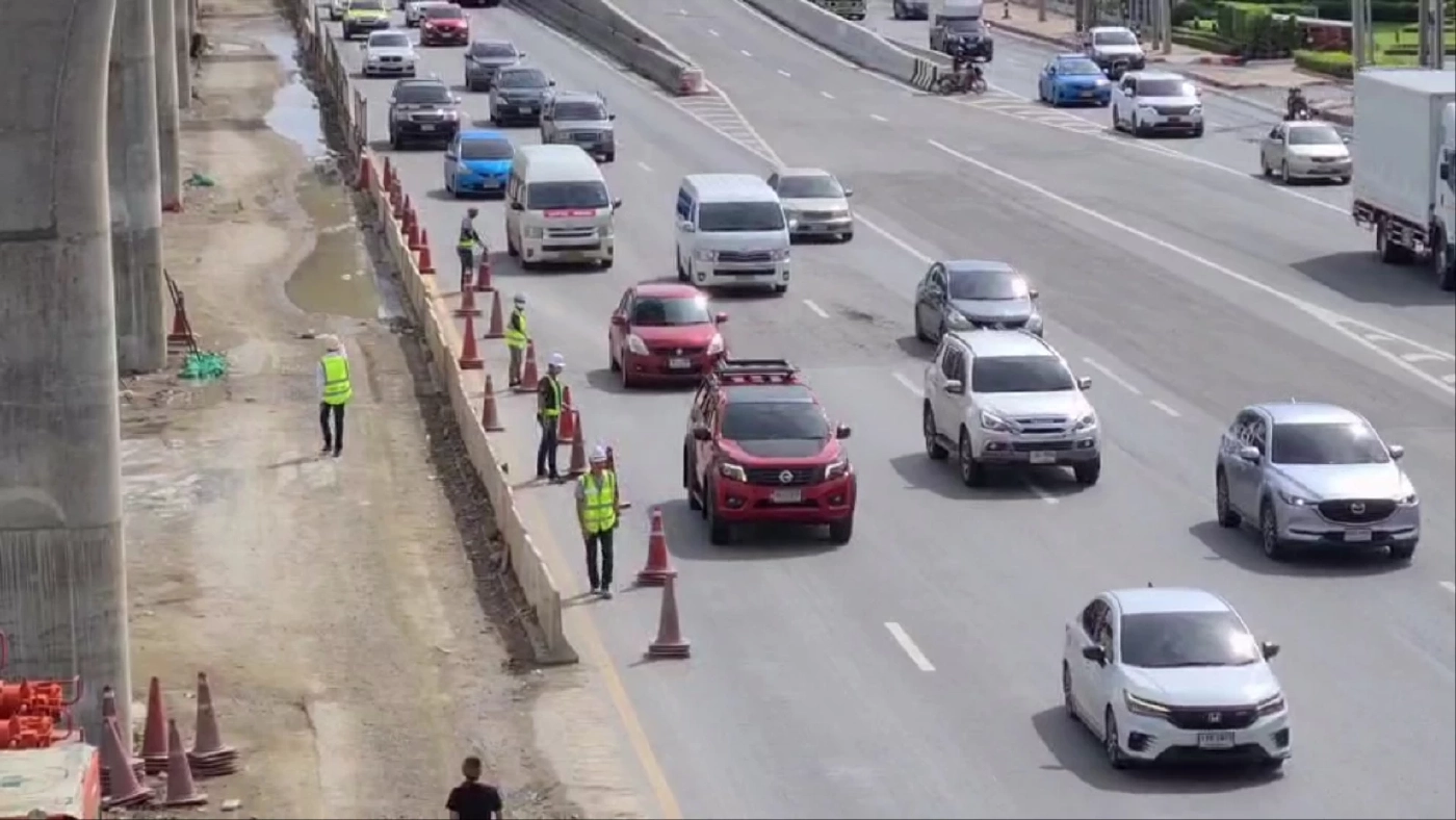 วิศวกรทางหลวง ตรวจสอบเหตุ"พระราม 2" น้ำขังผ้าใบหล่นใส่รถ ย้ำไม่ให้เกิดอีก