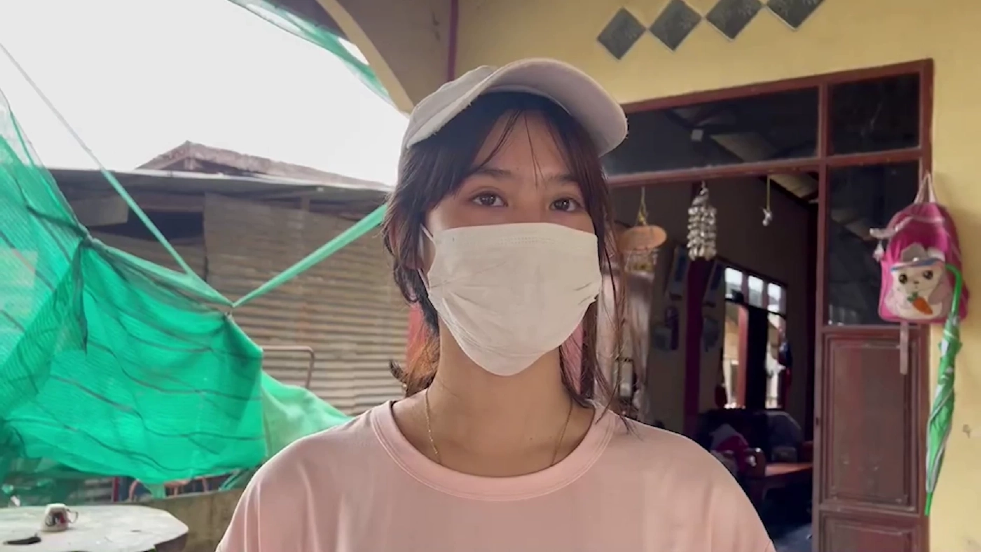 สงสารเด็กชายเดินตากฝนกลับบ้าน ทำการบ้านช้ารถรับส่งไม่รอ(มีคลิป)