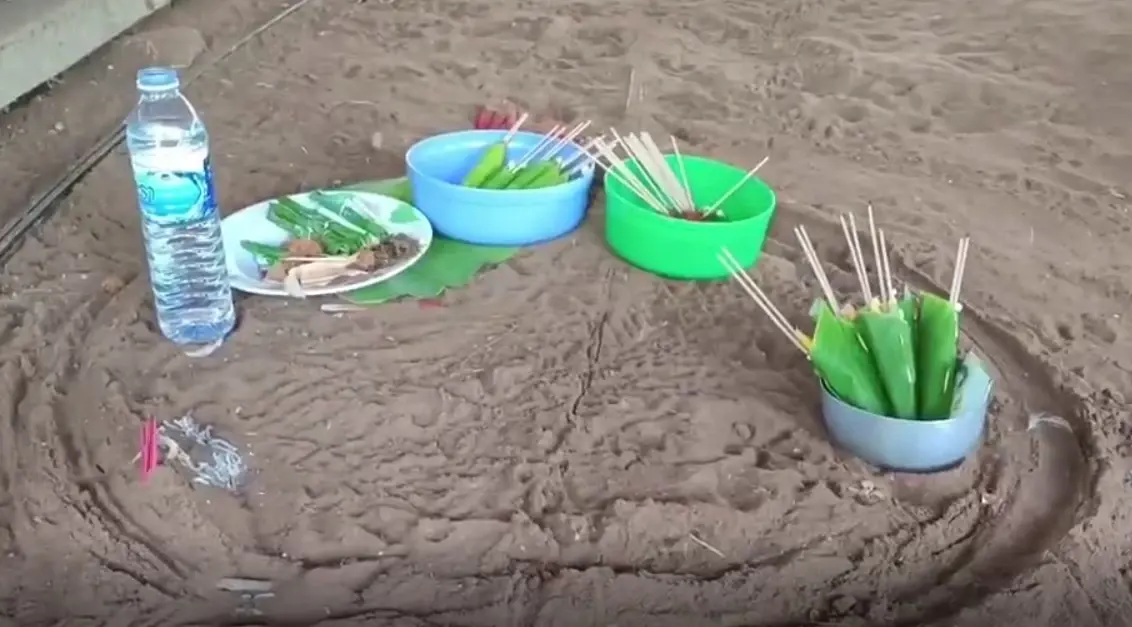 ฮือฮา ! “ชาวบ้านวังกำแพง” พบรอยประหลาดใต้ถุนบ้าน คอหวยแห่ส่องเลขเด็ด