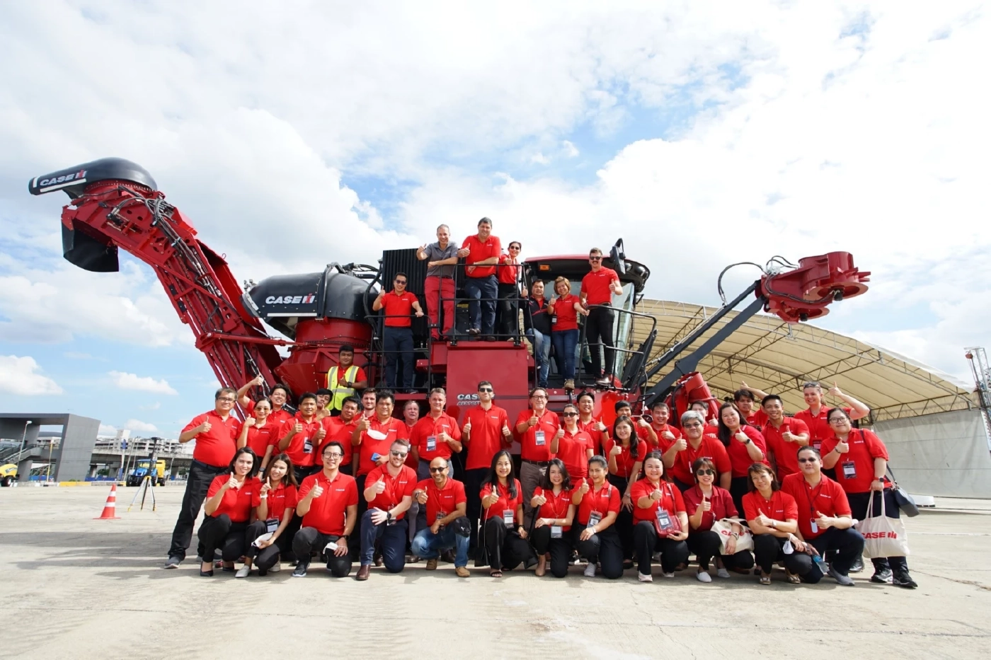 สุดยอดนวัตกรรมเพื่อเพิ่มผลผลิต "รถตัดอ้อย"เปิดตัวครั้งแรกในเมืองไทย