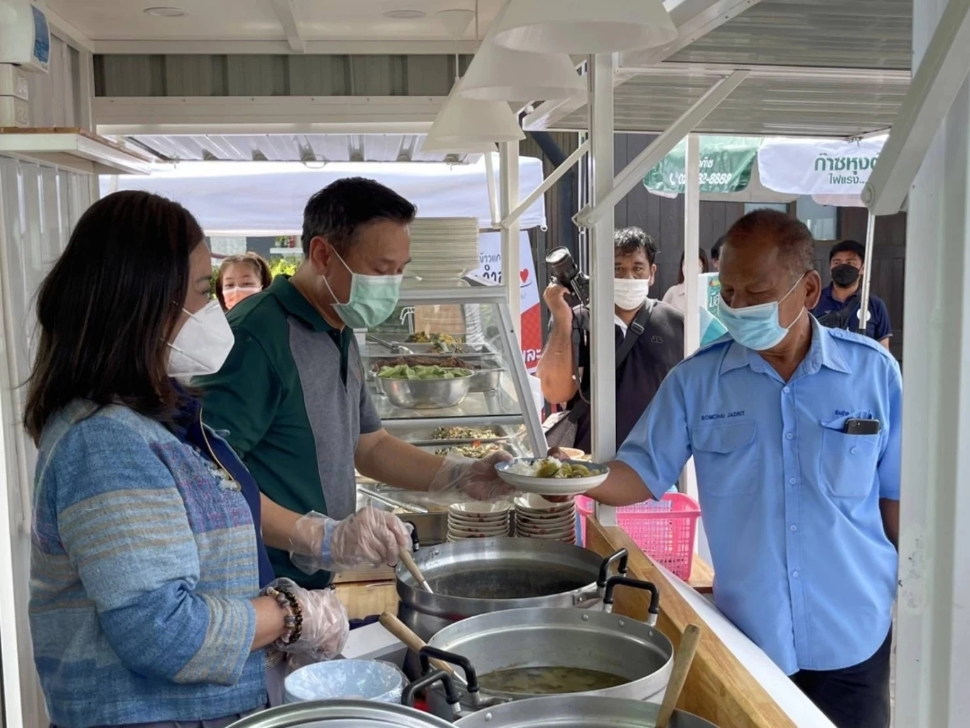 สุดปัง อิ่ม อร่อยเพียง 25 บาท “ร้านข้าวแกงกำลังใจ” ในปั๊ม PT