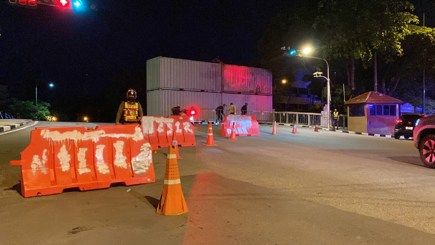 “ทำเนียบ” วางลวดหนาม - ตู้คอนเทนเนอร์ สกัดม็อบ “ไล่นายกฯ 8 ปี”