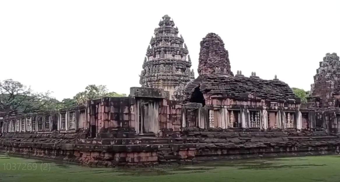 น้ำท่วม “ปราสาทหินพิมาย” จนท.เร่งสูบน้ำออก หวั่นโบราณสถานพังเสียหาย
