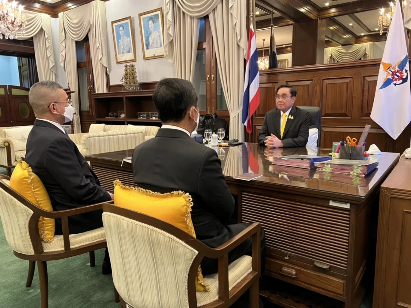 กลาโหมเปิดภาพแรก "บิ๊กตู่" เข้าทำงานนั่งหารือส่วนตัว "บิ๊กช้าง-บิ๊กหน่อย"