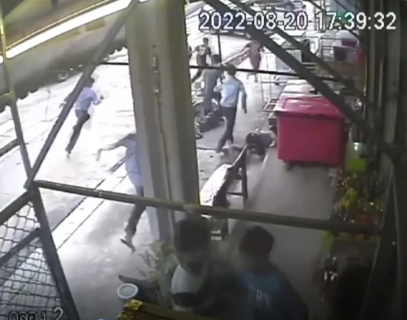 อุกอาจ ! แก๊งโจ๋เกือบ 20  ไล่ยิงกันกลางตลาด ชาวบ้าน-แม่ค้าวิ่งหนีกระเจิง