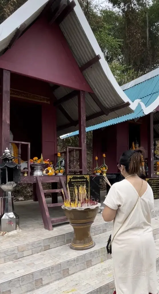 ขนลุกทีเดียว เลขเด็ดแม่มณี ศาลนาคี ดอยทัพช้าง นักข่าวสาวรีบทำบุญเพราะฝันถึง