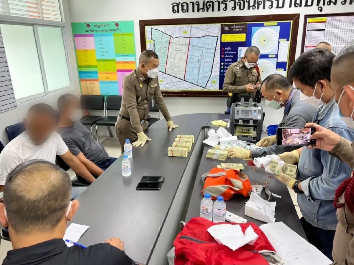 จับ 2 หนุ่มขนเงินดอลลาร์ปลอม 18 ล้านบาท
