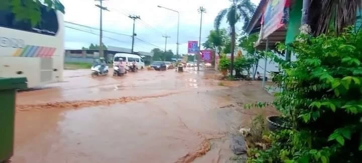 ด่วน ฝนตกหนักทำน้ำท่วมถนนท่าตูม - ศรีมหาโพธิ จนท.ต้องเร่งแก้ไขสถานการณ์