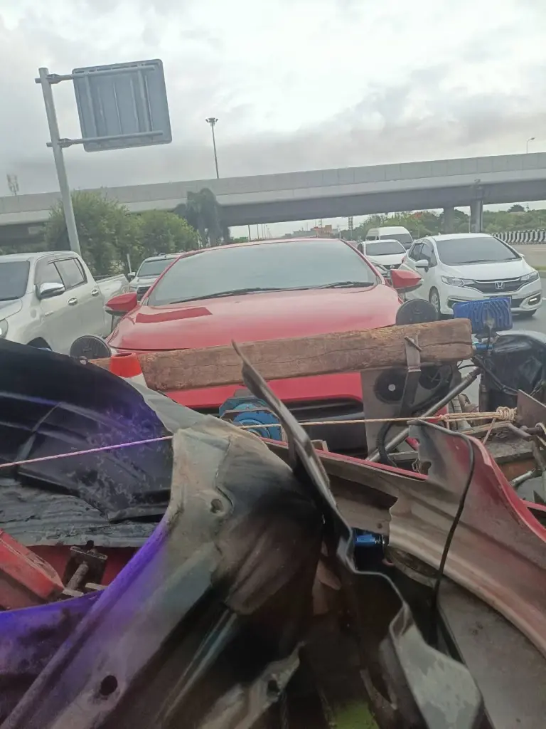 สิบล้อชุ่ย ! ทิ้งล้ออะไหล่กลางถนน “สิบโท” โวยขับชนเสียค่าซ่อมเป็นแสน