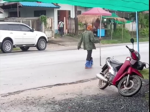 อีกแล้ว ชายห่มจีวรคล้ายพระที่ระยอง คราวนี้โผล่แก้ผ้ากลางถนนโชว์ของลับ