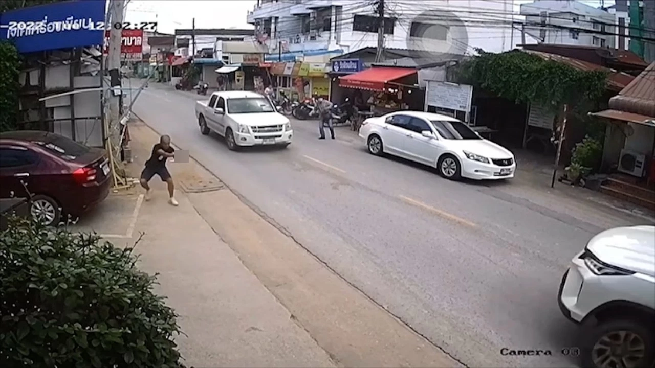 หวิดถูกชน! วงจรปิดนาทีแก๊งค้ายาขับรถหลบหนีหวิดชนตำรวจ (มีคลิป)