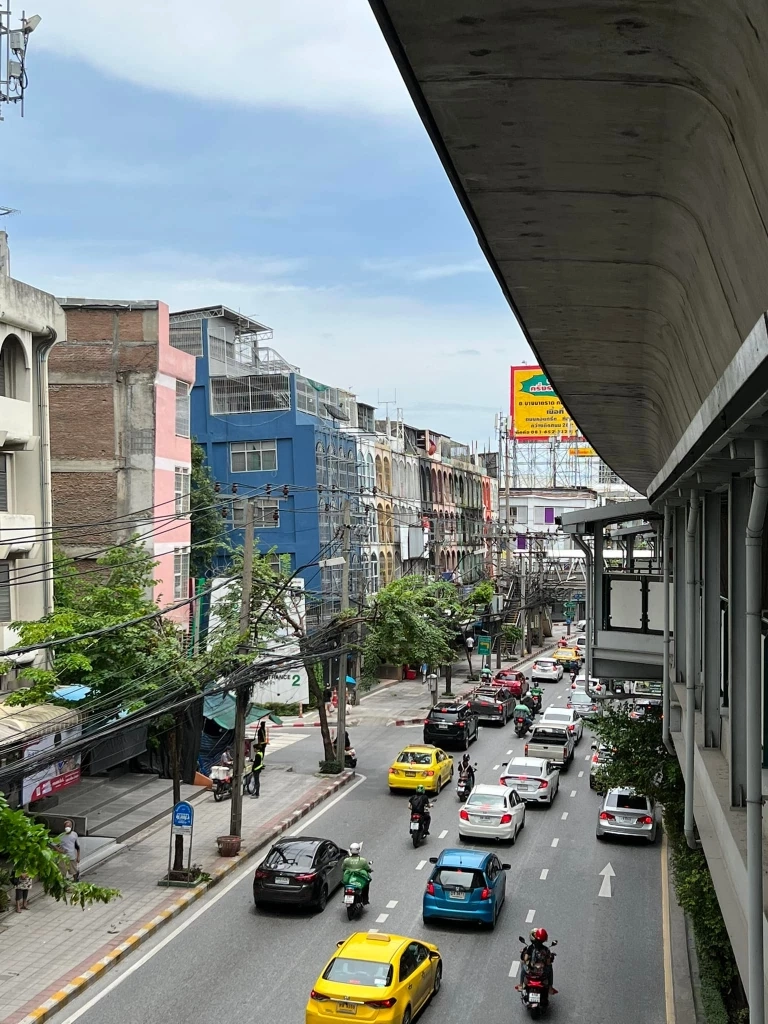 ผวา "ตึกเอียงย่านสุขุมวิท" ชาวเน็ตหวั่นถล่ม  แท็กหา “ชัชชาติ” ขอเร่งแก้