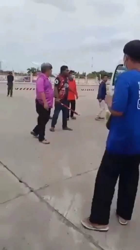 นายกอบต.โต้ยกพวกรุมยำหนุ่มโรงน้ำแข็ง