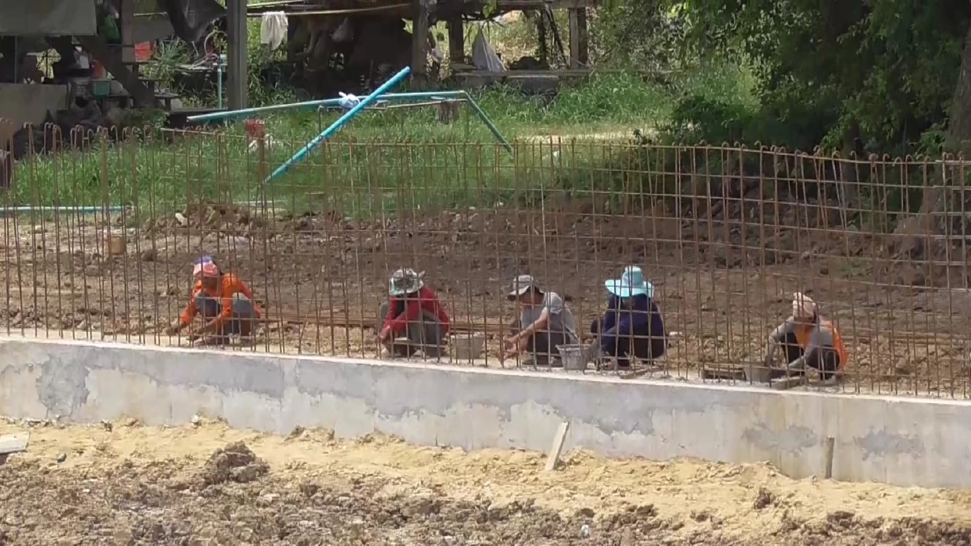 เขื่อนป้องกันน้ำท่วม จ.อ่างทอง พบสอดไส้ไม้อัด หวั่นกันน้ำไม่ได้