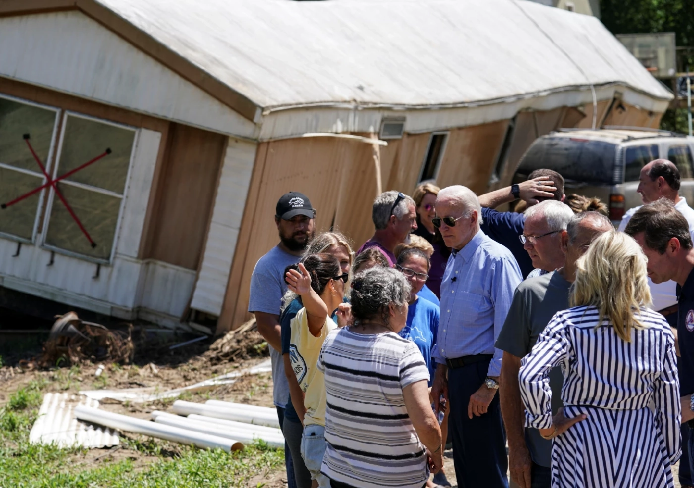 โจ ไบเดน ใส่เสื้อก็ไม่ได้มือไม้ก็อ่อน