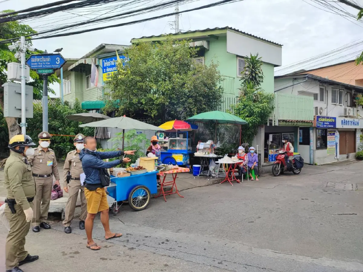 ทำแผนหนุ่มฉกกระเป๋าเจ้าของร้านอะไหล่รถยนต์ย่านเยาวราช สูญ 16 ล้าน (มีคลิป)
