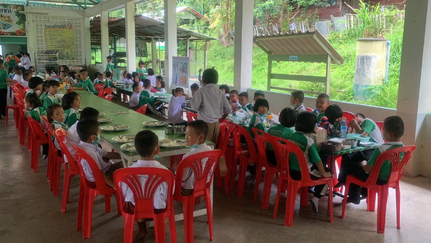 ผอ.โรงเรียนตาก หลั่งน้ำตาขอโทษ หลังเจอหนอนโผล่ในอาหารกลางวันนักเรียน