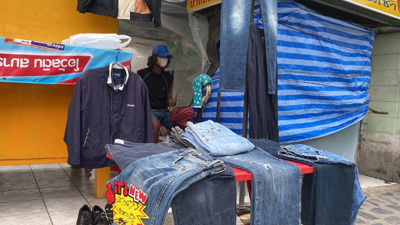 ลุงวัย 61 ปี สู้ชีวิตตีกลองขายเสื้อผ้ามือ2 สร้างจุดเด่นหารายได้เลี้ยงชีพ