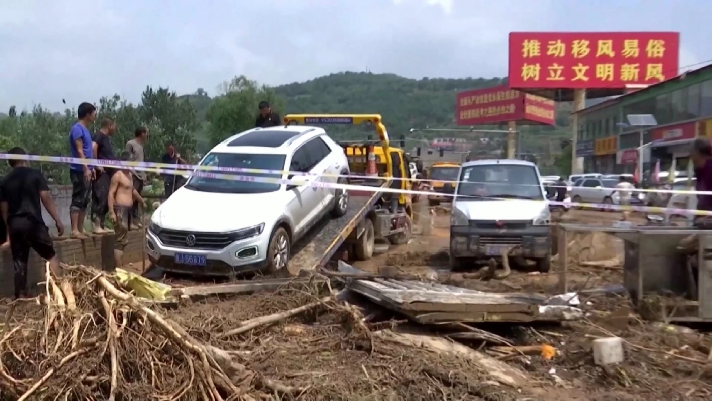 น้ำท่วมฉับพลันในจีนซัดรถยนต์ลอยไปตามน้ำเชี่ยว