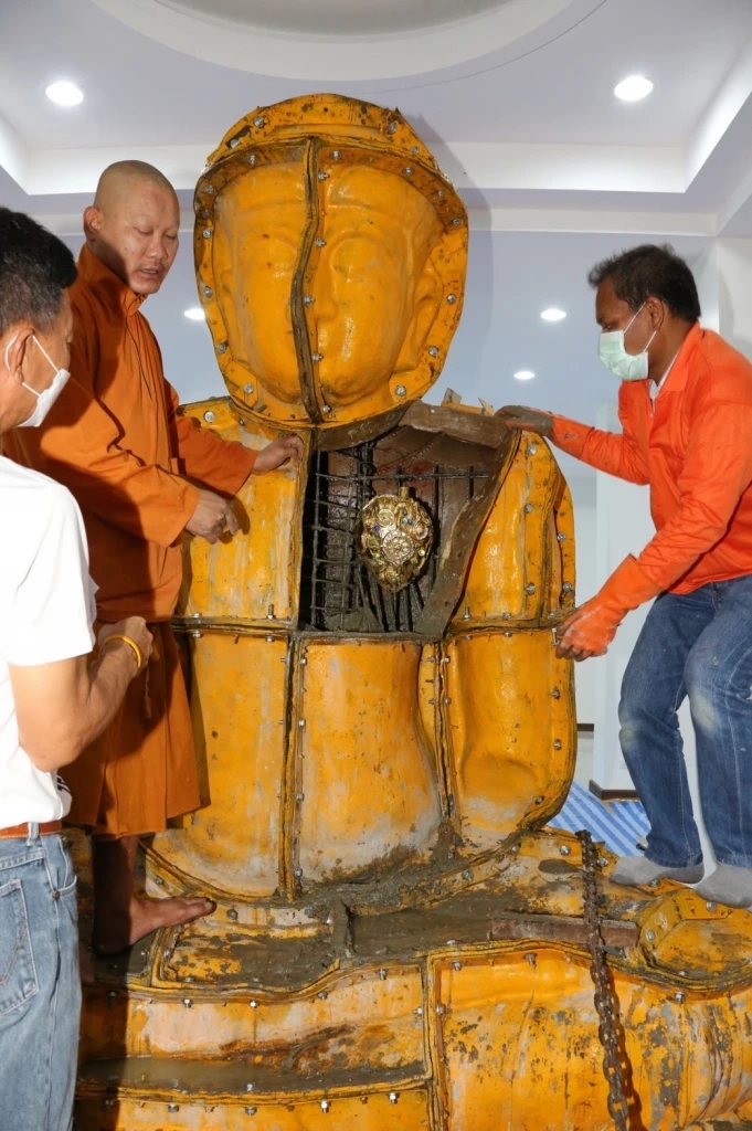 วัดท่าอิฐ ฉะเชิงเทรา ทำพิธีหล่อสมเด็จองค์ปฐมปางทรงเครื่ององค์จักรพรรดิ