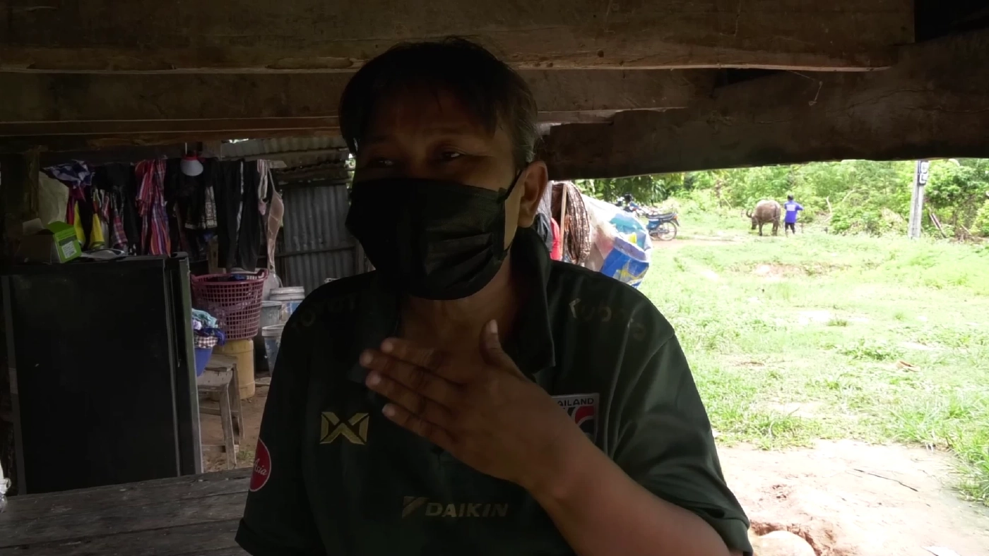 สงสารเด็กชายเดินตากฝนกลับบ้าน ทำการบ้านช้ารถรับส่งไม่รอ(มีคลิป)