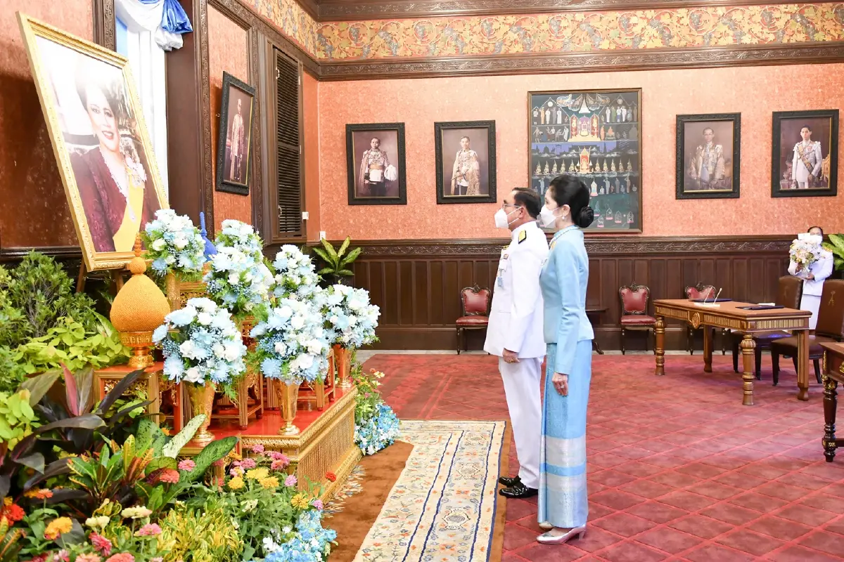 "นายกฯ-ภริยา"พร้อมครม.ร่วมลงนามถวายพระพรพระพันปีหลวง