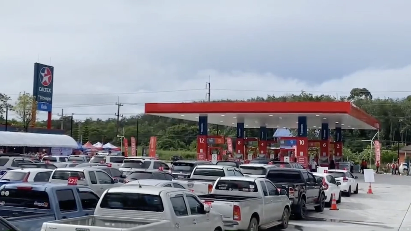 แถวยาวเหยียด!! ปั๊มน้ำมันระยอง ฉลองสาขาใหม่ ลดราคาลิตรละ 1 บาท เติม 200 ฟรี 200