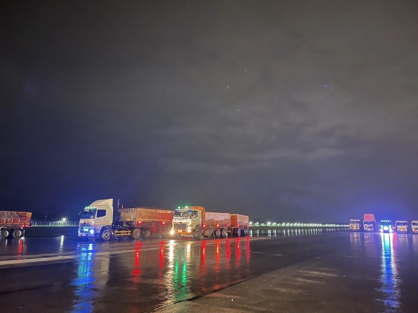 เลื่อนเปิดสนามบินแม่ฟ้าหลวง ถึงวันที่ 5 ส.ค. เหตุฝนตกหนักดินทรุดตัวล้อจม