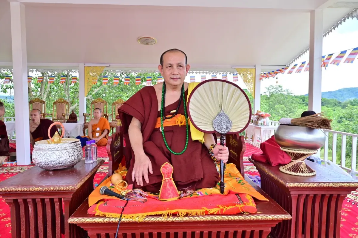 คลิป "ครูบาบุญชุ่ม" เดินทางถึง ดอยเวียงแก้ว รดน้ำมนต์ให้พรญาติโยมครั้งแรก