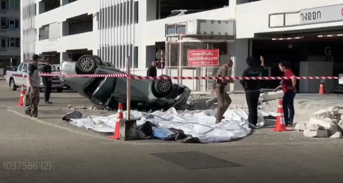 ระทึก ! เก๋งพุ่งทะลุ ชั้น 3 ลานจอดรถ "ห้างดังย่านบางบัวทอง" คนขับเจ็บ (มีคลิป)