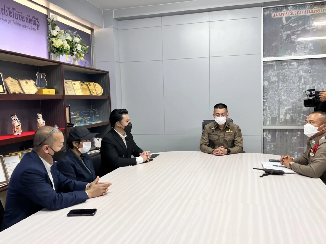 กัน จอมพลัง นำเหยื่อ เจ๊นุช แจ้งความตำรวจชะอำเอาผิดน้องนักการเมืองราชบุรี