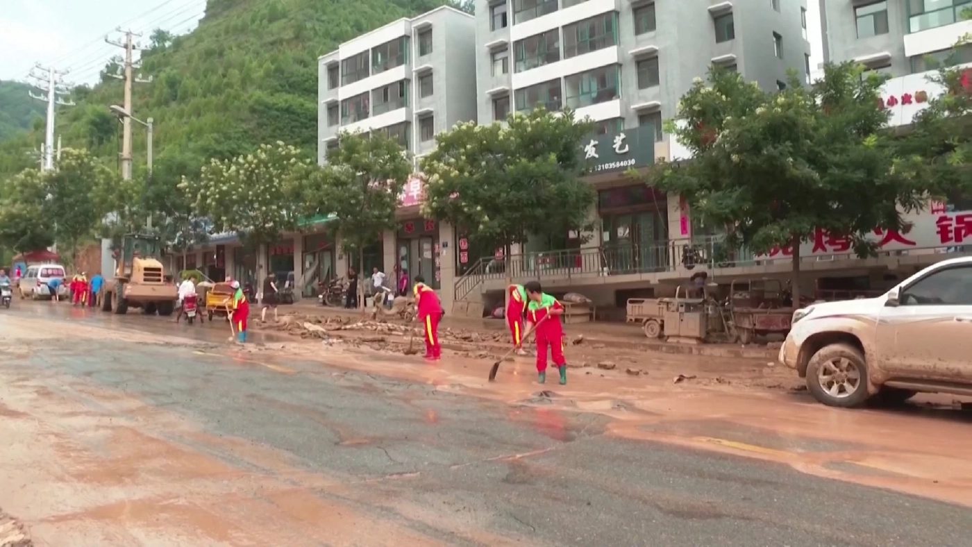 น้ำท่วมฉับพลันในจีนซัดรถยนต์ลอยไปตามน้ำเชี่ยว