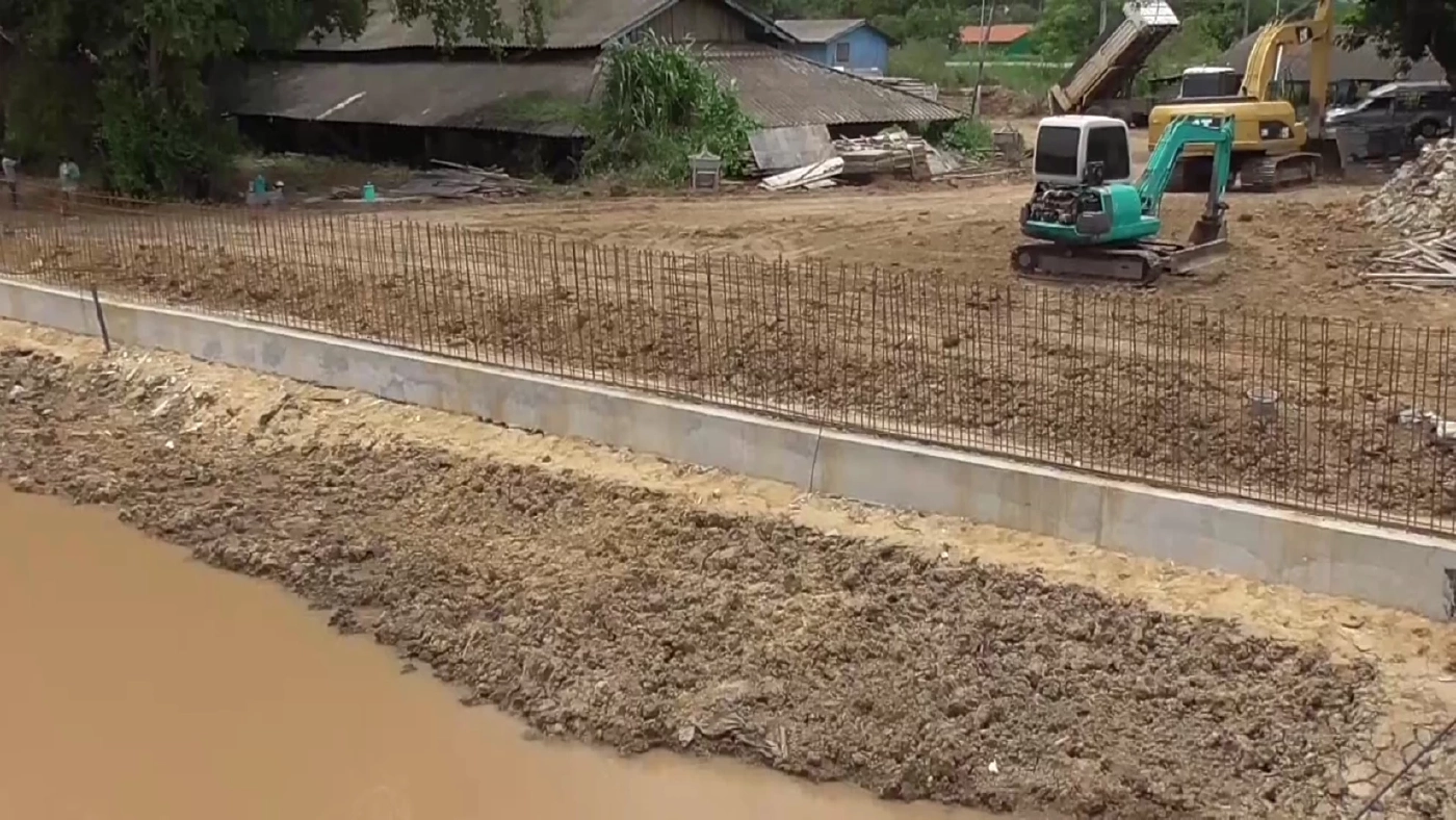 เขื่อนป้องกันน้ำท่วม จ.อ่างทอง พบสอดไส้ไม้อัด หวั่นกันน้ำไม่ได้