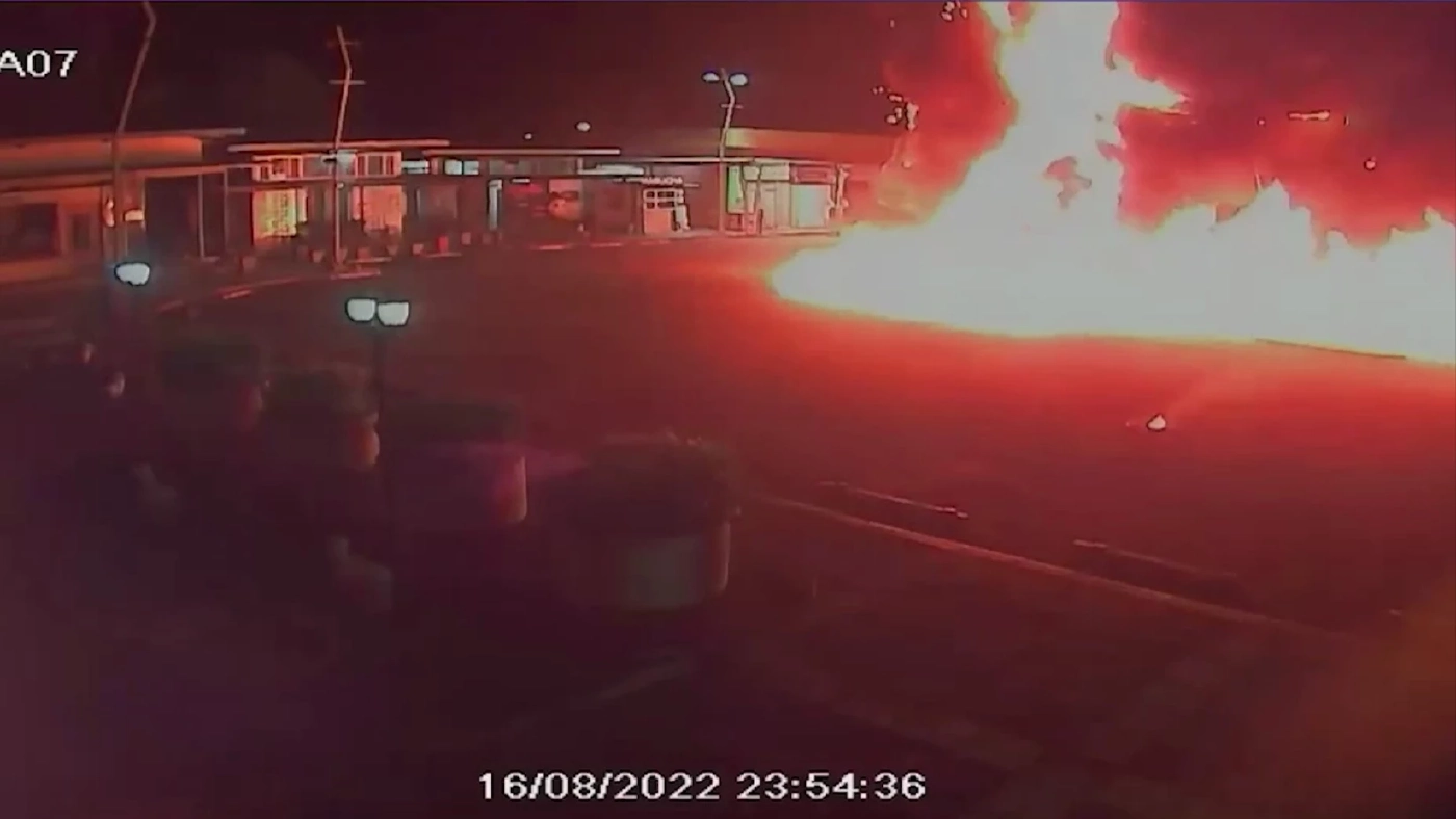 บึ้มสนั่น! เปิดวงจรปิดวินาทีระเบิดปั๊มน้ำมัน ปัตตานี (มีคลิป)