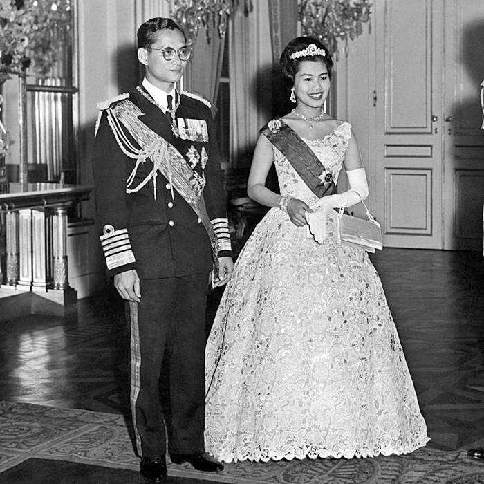 90 พรรษา “สมเด็จพระพันปีหลวง” แบบอย่างชีวิตคู่ ทรงเคียงข้างในหลวง รัชกาลที่ 9