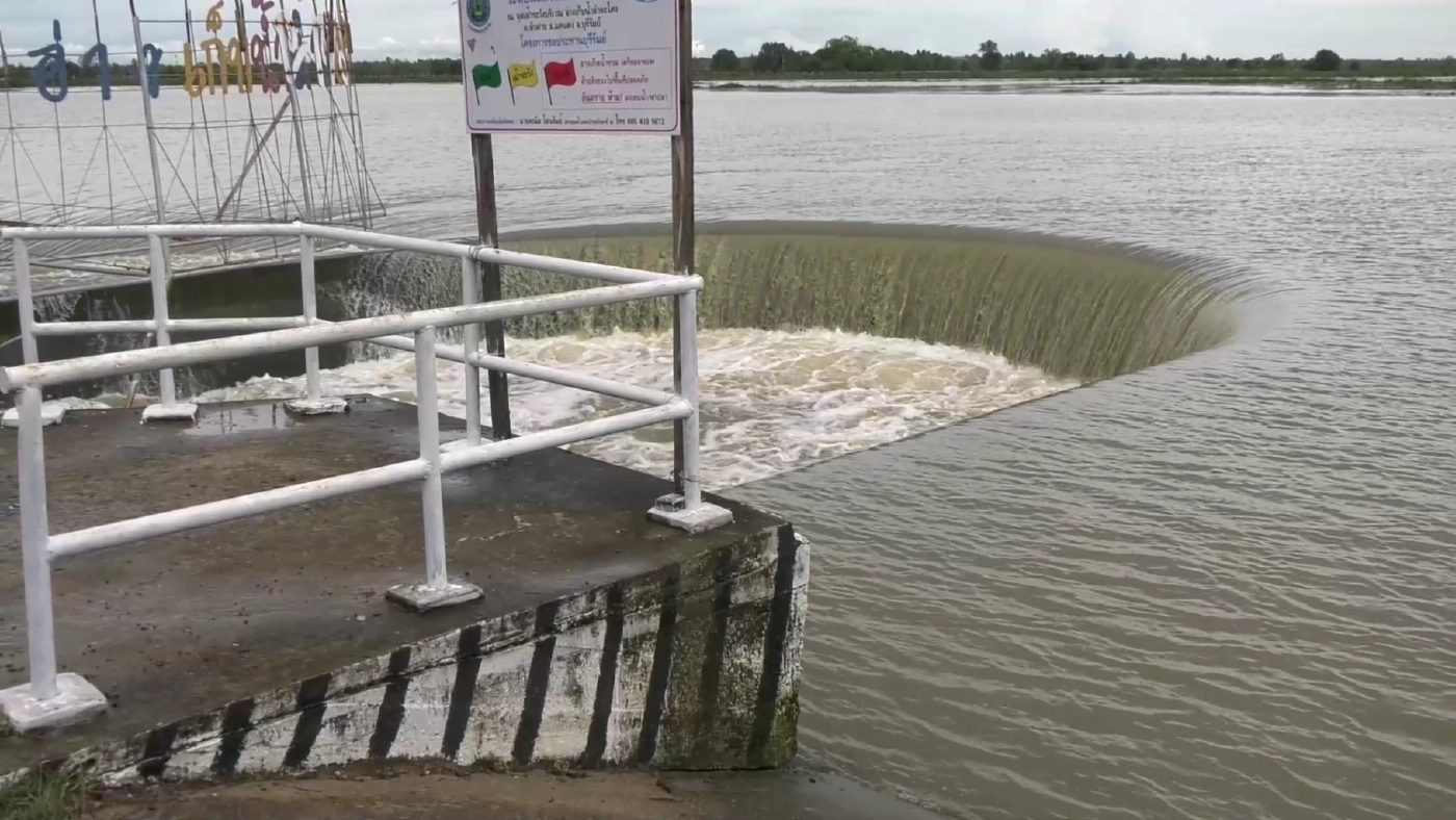 บุรีรัมย์ชาวบ้านผวาเขื่อนแตกหลังน้ำทะลักถนนขาด