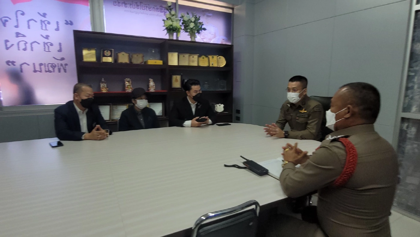 กัน จอมพลัง นำเหยื่อ เจ๊นุช แจ้งความตำรวจชะอำเอาผิดน้องนักการเมืองราชบุรี