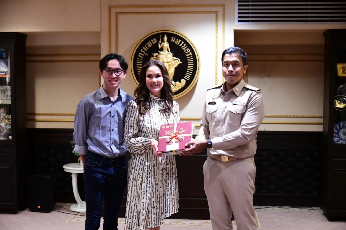 ปุ๋ย ภรณ์ทิพย์ เข้าพบ ผู้ว่าฯ ชัชชาติ หาแนวทางสนับสนุนการศึกษาโรงเรียนในกทม.