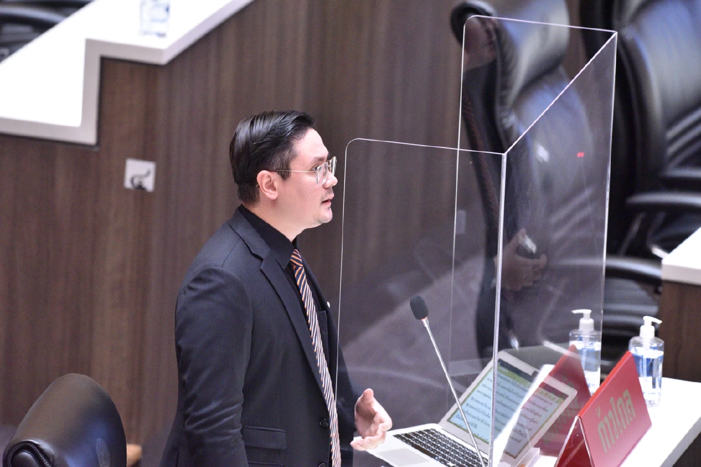 รังสิมันต์ โรม ยกเคส ส.ต.ท.หญิง ทำร้ายลูกจ้างทหาร ปรับลดงบ กอ.รมน.