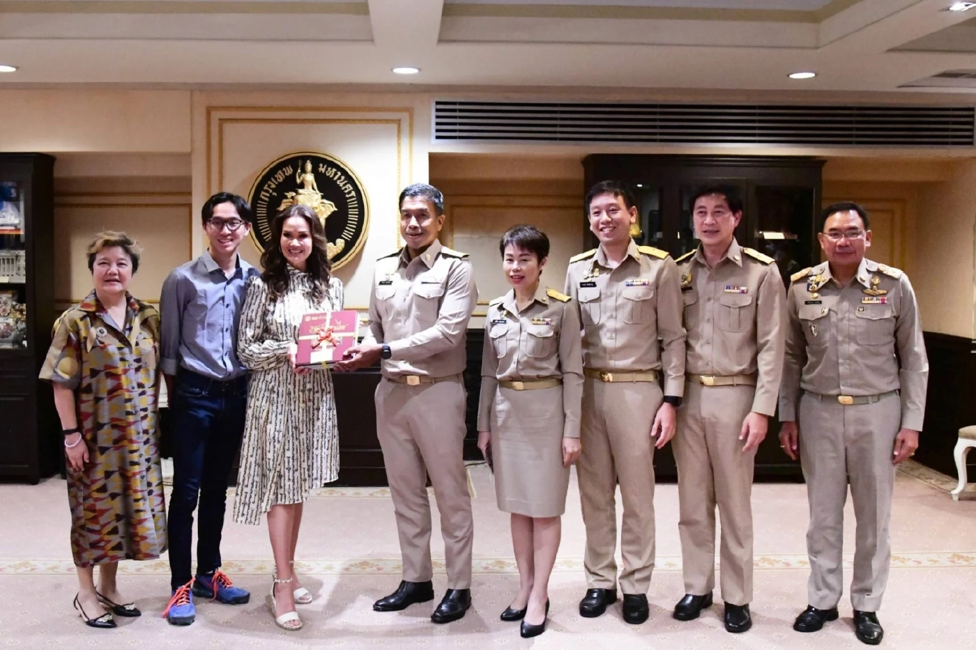 ปุ๋ย ภรณ์ทิพย์ เข้าพบ ผู้ว่าฯ ชัชชาติ หาแนวทางสนับสนุนการศึกษาโรงเรียนในกทม.